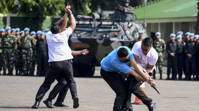 Personel Pasukan Pengamanan Presiden (Paspampres) melakukan demonstrasi pengamanan VVIP saat apel gelar pasukan Satgas Pengamanan Presiden dan Wakil Presiden Terpilih Tahun 2019 di Mako Paspampres, Jakarta, Selasa (14/5). [ANTARA FOTO/Hafidz Mubarak]