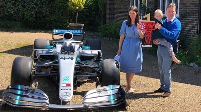 Harry Shaw memandangi jet darat tim Mercedes di kediaman keluarga Shaw [Instagram: F1.com].