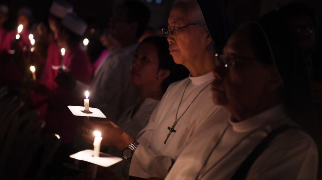 Peringatan setahun tragedi bom gereja Surabaya di Gereja Katolik Santa Maria Tak Bercela, Surabaya, Jawa Timur, Senin (13/5/2019). [ANTARA FOTO/Zabur Karuru]