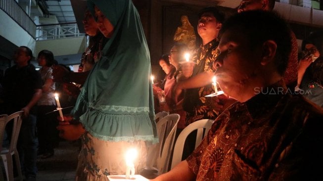 Ipda Ahmad Nurhadi saat menghadiri peringatan tragedi setahun bom Surabaya di Gereja Santa Maria Tak Bercela, Surabaya, Jawa Timur, Senin (13/5/2019). [Suara.com/Achmad Ali]