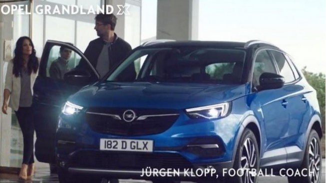 Jurgen Klopp, pelatih Liverpool FC dalam pariwara Opel Grandland X [YouTube: Opel].