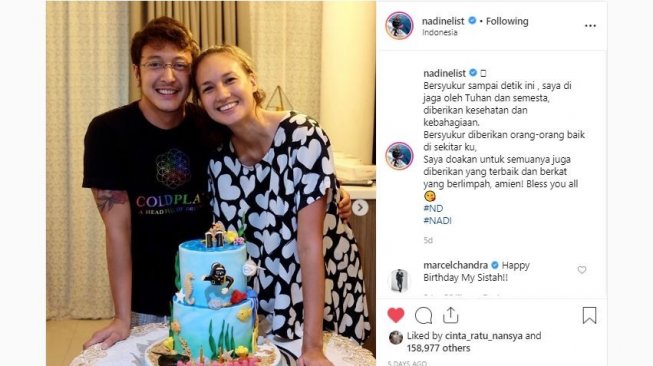 Dimas Anggara memberi kejutan untuk Nadine Chandrawinata di ulang tahunnya yang ke-35. [instagram/nadinelist]