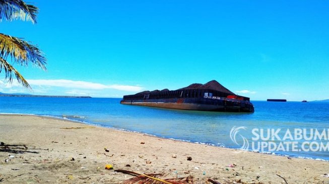 Tongkang Batubara Karam Kotori Pantai Cipatuguran
