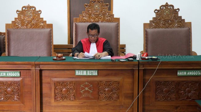 Suasana sidang praperadilan yang diajukan mantan Ketua Umum PPP Romahurmuziy (Romy) terhadap status tersangka kasus jual-beli jabatan di Kementerian Agama di Pengadilan Negeri Jakarta Selatan, Selasa (14/5). [Arief Hermawan P/Suara.com]