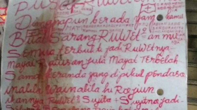 Secarik kertas ditemukan di lokasi potongan tubuh wanita di Pasar Besar, Malang. (Suara/Aziz)