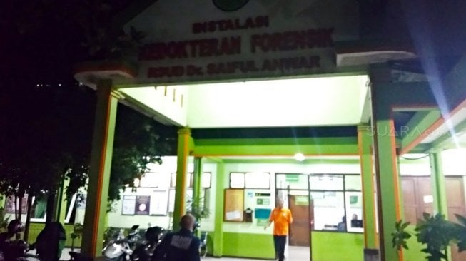 Suasana Instalasi Forensik RSSA Malang, Jawa Timur, Selasa (14/5/2019) malam. [Suara.com/Aziz Ramadani]