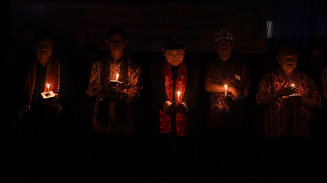 Peringatan setahun tragedi bom gereja Surabaya di Gereja Katolik Santa Maria Tak Bercela, Surabaya, Jawa Timur, Senin (13/5/2019). [ANTARA FOTO/Zabur Karuru]