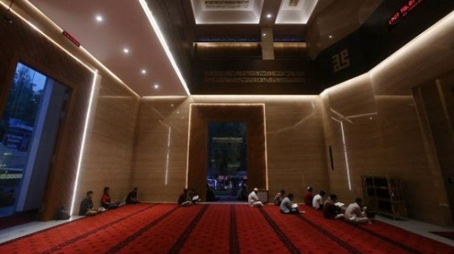 Netizen Syahdunya Salat Di Masjid Kotak Solo