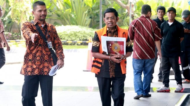 Tersangka kasus dugaan suap proyek PLTU Riau-1 Idrus Marham (kanan) bersiap menjalani pemeriksaan di gedung KPK, Jakarta, Rabu (15/4). [ANTARA FOTO/Reno Esnir]