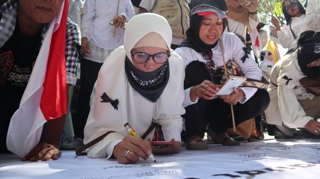 Sebelum Bubar, Massa Berbaju Putih Menulis Petisi Untuk KPU