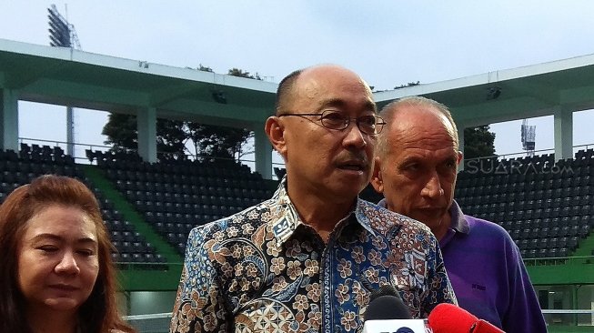 Wakil Ketua Umum PP Pelti, Sutikno Muliadi (tengah) di Lapangan Tenis GBK, Senayan, Jakarta, Rabu (15/5/2019). [Suara.com/Arief Apriadi]