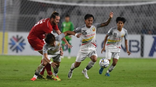 Pesepak bola Persija Jakarta Steven Paulle (kiri) berebut bola dengan dua pemain Shan United FC pada pertandingan Grup G Piala AFC 2019 di Stadion Utama Gelora Bung Karno, Jakarta, Rabu (15/5/2019). ANTARA FOTO/Wahyu Putro A