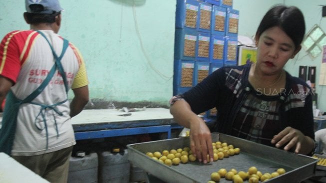 Suasana tempat industri rumahan kue kering Pusaka Kwitang, Jakarta, Rabu (15/5). [suara.com/Oke Atmaja]