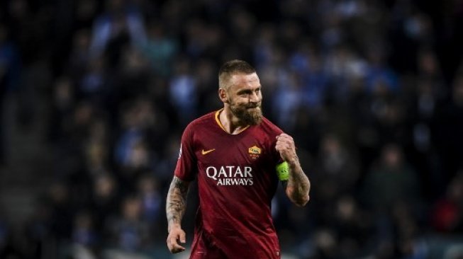 Banjir Air Mata Warnai Pamitan Gelandang AS Roma Daniele De Rossi