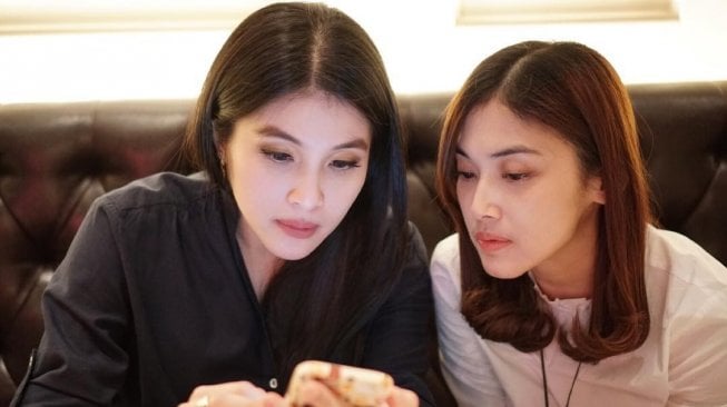 Sandra Dewi dan adiknya, kartika Dewi (Instagram/@kartikadewi20)