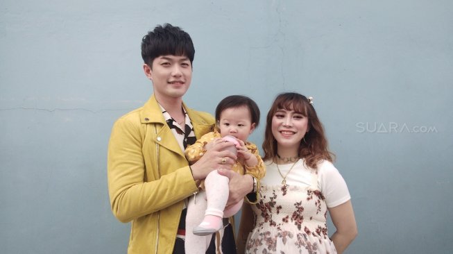 Lee Jeong Hoon bersama istri dan anaknya. [Suci Febriastuti/Suara.com]