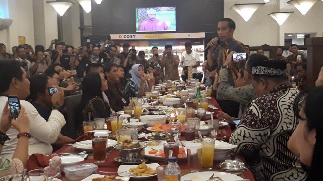 Buka Puasa Bareng Wartawan, Jokowi: di Istana Terlalu Serius