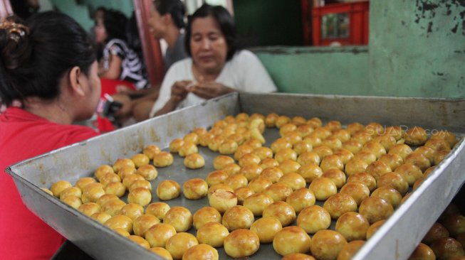 Suasana tempat industri rumahan kue kering Pusaka Kwitang, Jakarta, Rabu (15/5). [suara.com/Oke Atmaja]