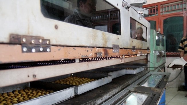 Suasana tempat industri rumahan kue kering Pusaka Kwitang, Jakarta, Rabu (15/5). [suara.com/Oke Atmaja]