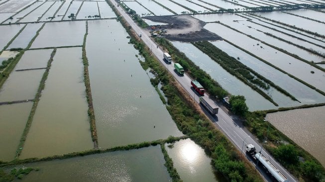 Kendaraan melintas di jalur lingkar utara (jalingkut) Tegal, Jawa Tengah, Rabu (15/5). [ANTARA FOTO/Oky Lukmansyah]