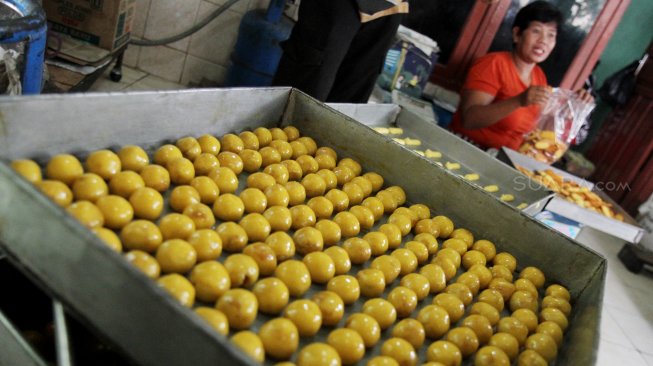 Suasana tempat industri rumahan kue kering Pusaka Kwitang, Jakarta, Rabu (15/5). [suara.com/Oke Atmaja]