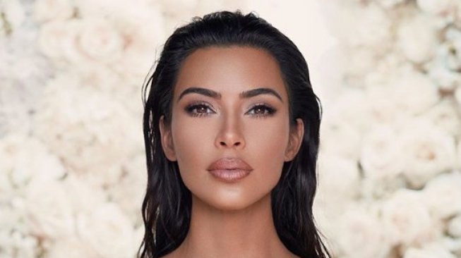 Kim Kardashian.  (Instagram/@kkkwbeauty)