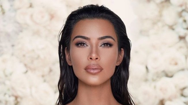 Dikabarkan Putus Cinta, Kim Kardashian Tampil Serba Hitam untuk Brand Mantan Suami