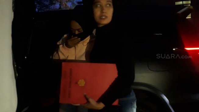 Penampakan wanita perekam video penggal kepala Jokowi di Polda Metro Jaya. (Suara.com/Arga).