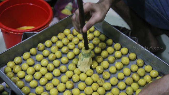 Suasana tempat industri rumahan kue kering Pusaka Kwitang, Jakarta, Rabu (15/5). [suara.com/Oke Atmaja]