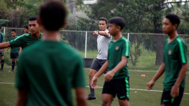 Pelatih Kepala tim nasional U-16 Bima Sakti (Tengah) memberikan arahan saat sesi latihan perdana di Lapangan NYTC, Sawangan, Depok, Jawa Barat, Senin (13/5/2019). Tim nasional U-16 disiapkan untuk bermain dalam turnamen AFF U-16 pada 27 Juli 2019, dalam grup A bersama Myanmar, Vietnam, Timor-Leste, Singapura dan Filipina. ANTARA FOTO/Yulius Satria Wijaya