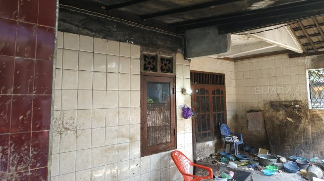 Kondisi kediaman rumah korban di Kompleks Griya Lembah Depok Blok B5 No.1, RT 05/24 Sukmajaya, Kota Depok tampak berantakan dan sepi. (Suara.com/Fakhri)