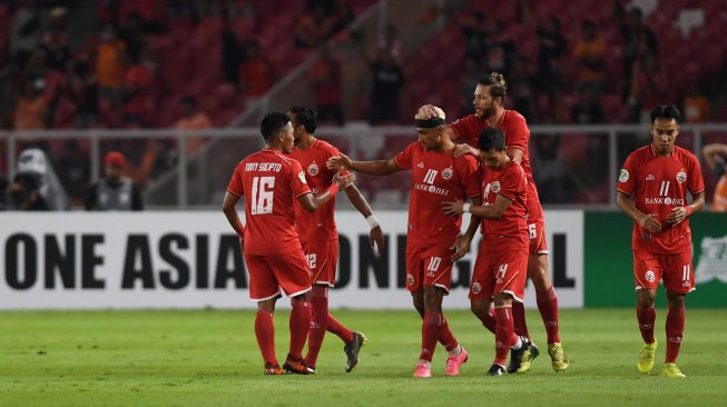 Pesepak bola Persija Jakarta Bruno Matos (ketiga kiri) melakukan selebrasi bersama rekannya usai menjebol gawang Shan United FC pada pertandingan Grup G Piala AFC 2019 di Stadion Utama Gelora Bung Karno, Jakarta, Rabu (15/5/2019). ANTARA FOTO/Wahyu Putro A