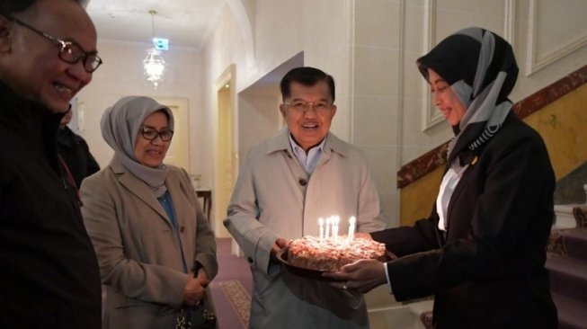 Wapres JK mendapatkan kue ulang tahun dari staf dan kerabat saat bwrada di Jenewa, Swiss pada Rabu pagi (15/5/2019). (Antara/Istimewa)