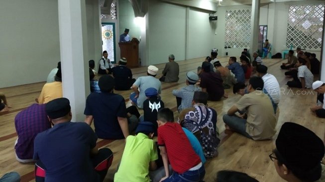 Jemaah Ahmadiyah sedang mendengar ceramah sembari menunggu waktu berbuka puasa Ramadan di Masjid Al Mubarak, Jalan Moch Kahfi, Jagakarsa, Lenteng Agung, Jakarta Selatan, Minggu (12/5/2019). [Suara.com/Erick Tanjung]