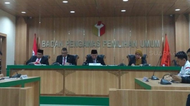 Ketua Bawaslu RI, Abhan saat sidang putusan dugaan pelanggaran administrasi Situng KPU. (Suara.com/M. Yasir)