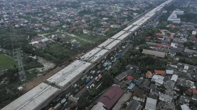 Foto udara proyek Jalan Tol Layang Jakarta-Cikampek di KM 19, Bekasi, Jawa Barat, Kamis (16/5). [ANTARA FOTO/Hafidz Mubarak]