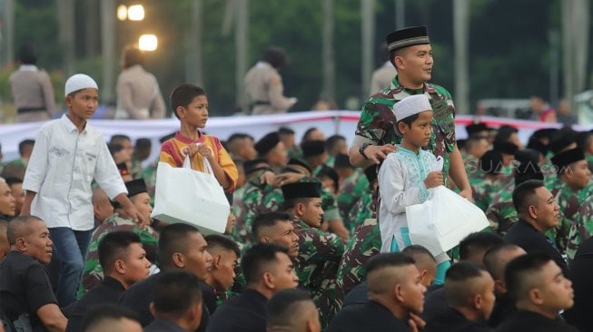 Presiden Joko Widodo memberikan pidato dalam acara buka puasa bersama keluarga besar TNI-Polri dan masyarakat di Jakarta, Kamis (16/5). [Suara.com/Muhaimin A untung]