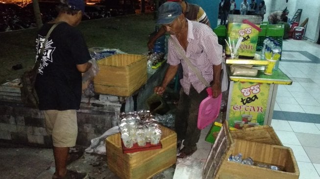 Berjualan minuman dingin di Stadion Maguwoharjo, saat pembukaan Liga 1 2019 (bolatimes.com/M Ilham Baktora)