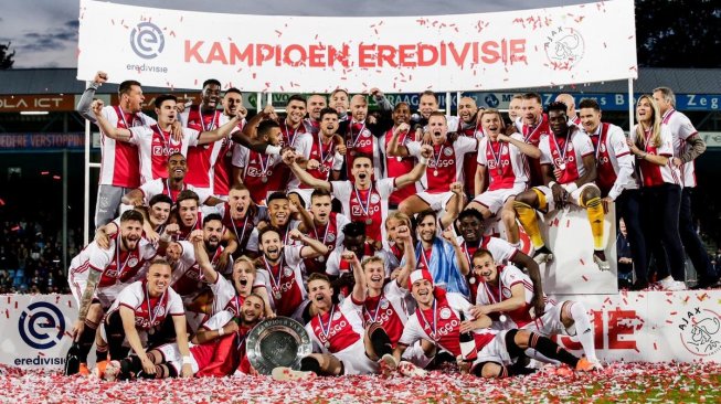 Selebrasi skuat Ajax Amsterdam usai merengkuh gelar juara Liga Belanda 2018/2019, pasca mengalahkan De Graafschap pada laga pekan ke-34 di Stadion De Vijverberg, Kamis (16/5/2019) dini hari WIB. [Twitter resmi Ajax]