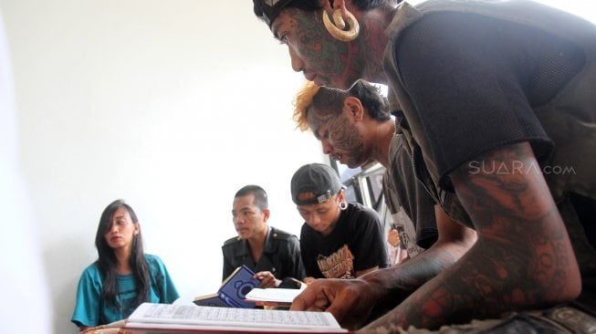 Sejumlah anak Punk yang tergabung dalam Seniman Terminal (Senter) melakukan kegiatan ngaji bersama di Kampung Lio, Depok, Rabu (15/5). [Suara.com/Arief Hermawan P]
