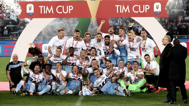 Skuat Lazio bersama pelatih Simone Inzaghi melakukan selebrasi usai menjuarai Coppa Italia 2018/2019 di Stadion Olimpico, Roma, Italia, Kamis (16/5) dini hari WIB. [Isabella BONOTTO / AFP]