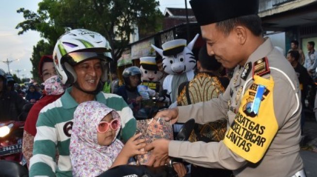 Semangat Kebersamaan, Polisi dan TNI Bagi-bagi Takjil Ramadan