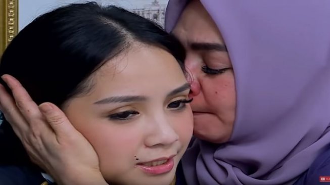 Nagita Slavina dan ibunya, Rieta Amilia. [YouTube/Rumah Seleb MNCTV]