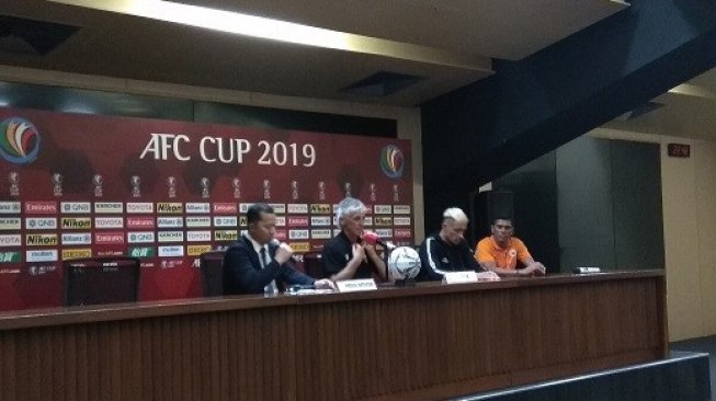 Pelatih Persija Jakarta, Ivan Kolev (kedua dari kiri) di ruang konferensi pers Stadion Utama Gelora Bung Karno (SUGBK), Senayan, Jakarta, Rabu (15/5/2019). [Suara.com/Arief Apriadi]