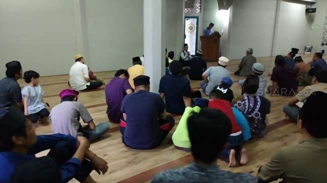 Jemaah Ahmadiyah sedang mendengar ceramah sembari menunggu waktu berbuka puasa Ramadan di Masjid Al Mubarak, Jalan Moch Kahfi, Jagakarsa, Lenteng Agung, Jakarta Selatan, Minggu (12/5/2019). [Suara.com/Erick Tanjung]