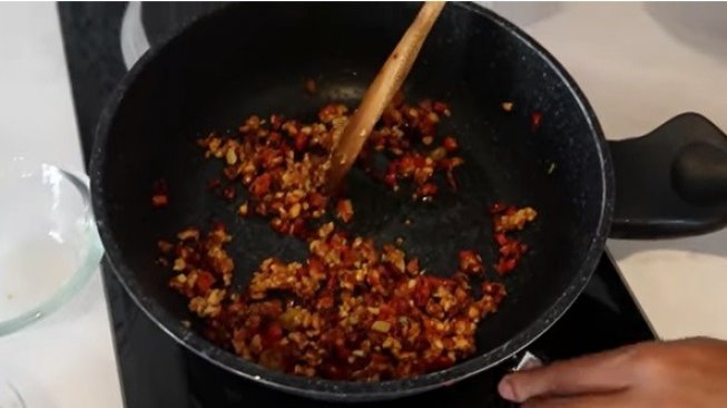 Cara membuat Sambal tanpa diulek ala Ayudia Bing Slamet. (Youtube/TemanTapiMenikah)