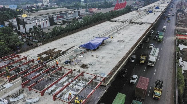 Foto udara proyek Jalan Tol Layang Jakarta-Cikampek di KM 19, Bekasi, Jawa Barat, Kamis (16/5). [ANTARA FOTO/Hafidz Mubarak]