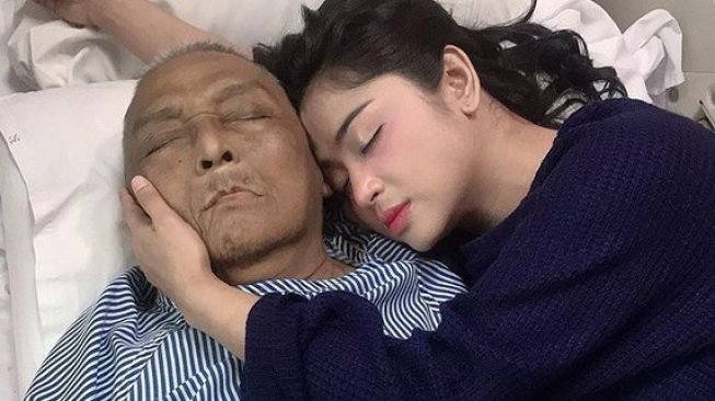 Ayah Dewi Perssik sukses menjalani operasi. [Instagram]