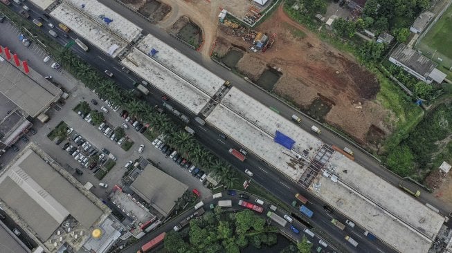 Foto udara proyek Jalan Tol Layang Jakarta-Cikampek di KM 19, Bekasi, Jawa Barat, Kamis (16/5). [ANTARA FOTO/Hafidz Mubarak]