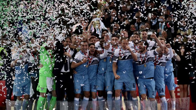 Skuat Lazio bersama pelatih Simone Inzaghi melakukan selebrasi usai menjuarai Coppa Italia 2018/2019 di Stadion Olimpico, Roma, Italia, Kamis (16/5) dini hari WIB. [Isabella BONOTTO / AFP]